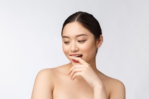 Spa skincare beauté femme asiatique sécher les cheveux après le traitement de douche Belle jeune fille multiraciale touchant la peau douce