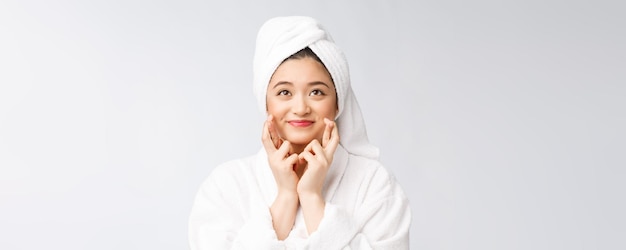 Spa skincare beauté femme asiatique sécher les cheveux avec une serviette sur la tête après le traitement de douche Belle jeune fille multiraciale touchant la peau douce