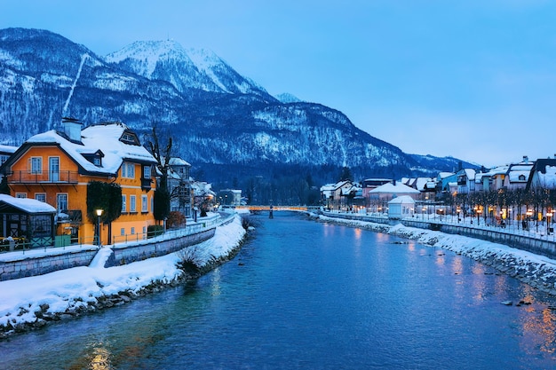 Spa et station de ski Bad Ischl ville d'Autriche, Europe. Hiver avec neige près de Salzbourg. Montagnes des Alpes en soirée. Vieilles maisons et bâtiments dans la vieille ville de Salzkammergut. Traun, rivière alpine autrichienne.