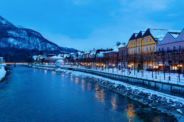 Spa et station de ski ville de Bad Ischl en Autriche, Europe. Hiver avec neige près de Salzbourg. Montagnes des Alpes en soirée. Vieilles maisons et bâtiments de la vieille ville de Salzkammergut. Traun, rivière alpine autrichienne.