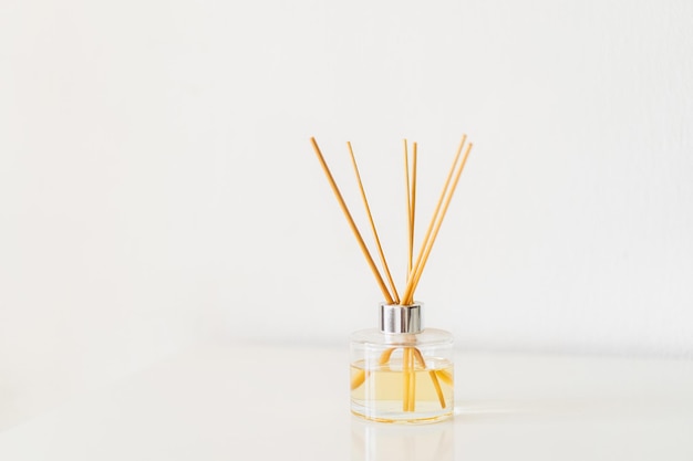 Spa thérapie aromathérapie Flacon diffuseur sur fond blanc Bâtons d'encens pour la maison avec un parfum floral Le concept de parfum écologique pour la maison