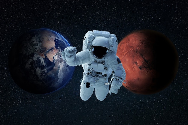 Spaceman en costume vole dans l'espace et commence une mission. l'astronaute voyage de la planète terre à mars