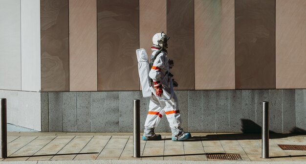 Spaceman dans une station futuriste. astronaute avec combinaison spatiale marchant dans une zone urbaine