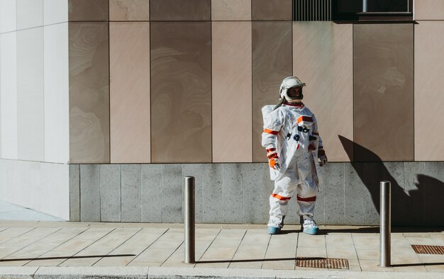 Spaceman dans une station futuriste. astronaute avec combinaison spatiale marchant dans une zone urbaine