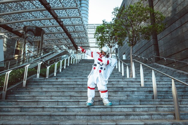 Spaceman dans une station futuriste Homme avec combinaison spatiale marchant dans une zone urbaine