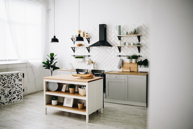 Spacieuse cuisine loft scandinave moderne avec des carreaux blancs. Chambre lumineuse. Intérieur moderne.