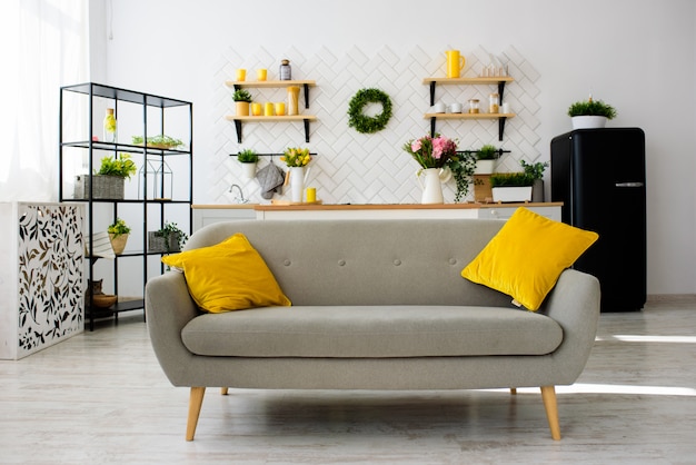 Photo spacieuse cuisine loft scandinave moderne avec des carreaux blancs. pièce lumineuse. intérieur moderne.