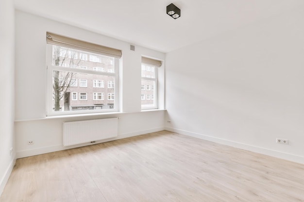 Spacieuse Pièce Lumineuse Vide Avec Parquet Et Grandes Fenêtres Dans Une Maison Moderne