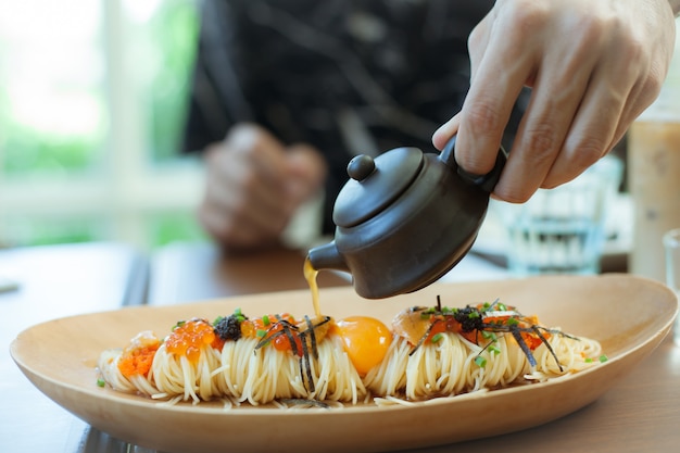 spagetthi avec oeuf, poisson de spawn et sauce