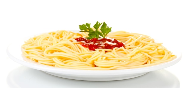 Spagetti italiens cuits dans une assiette blanche isolée sur blanc