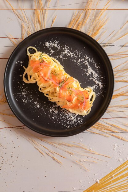 spaghetti et accessoires sur fond blanc