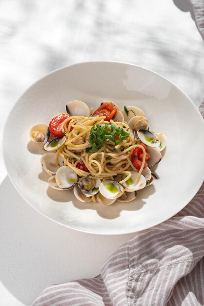 Spaghetti alle Vongole pâtes italiennes traditionnelles aux fruits de mer aux palourdes fraîches