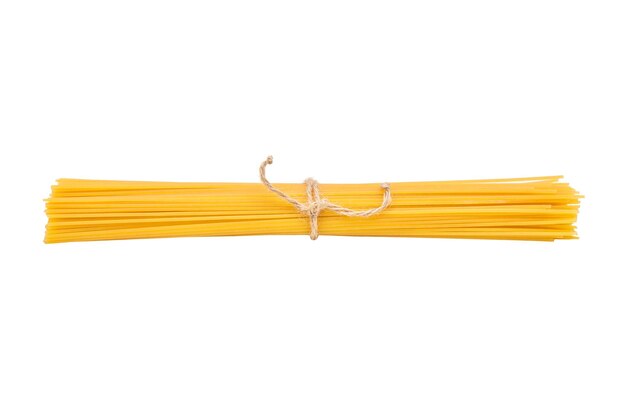 Spaghetti attaché avec du fil isolé sur blanc