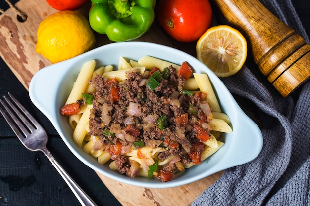 Spaghetti au boeuf, il y a plein de tomates et de boeuf haché dessus.