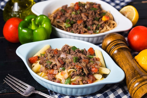 Spaghetti au boeuf, il y a plein de tomates et de boeuf haché dessus.