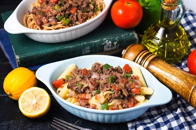 Spaghetti au boeuf, il y a plein de tomates et de boeuf haché dessus.