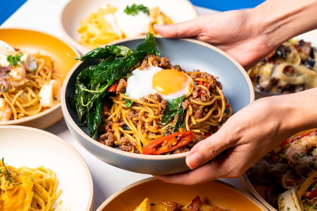 Spaghetti au boeuf et œuf au basilic épicé