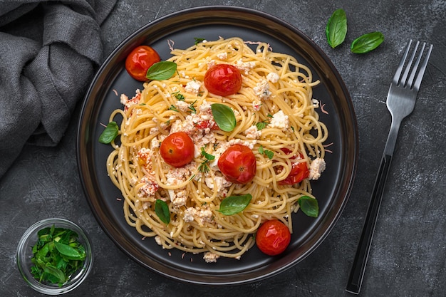 Spaghetti au fromage fett tomates cerises et herbes gros plan Pâte Feta Vue de dessus horizontale