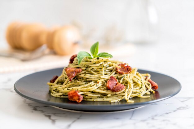 Spaghetti au pesto et au bacon