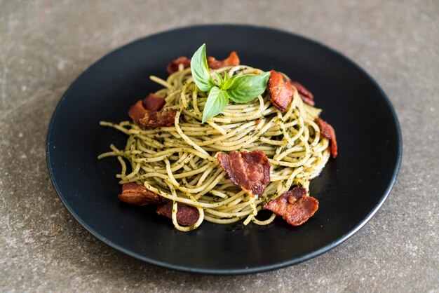 Spaghetti au pesto et au bacon