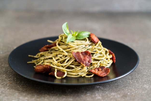 Spaghetti au pesto et au bacon