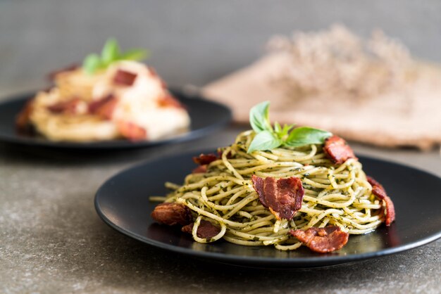 Spaghetti au pesto et au bacon