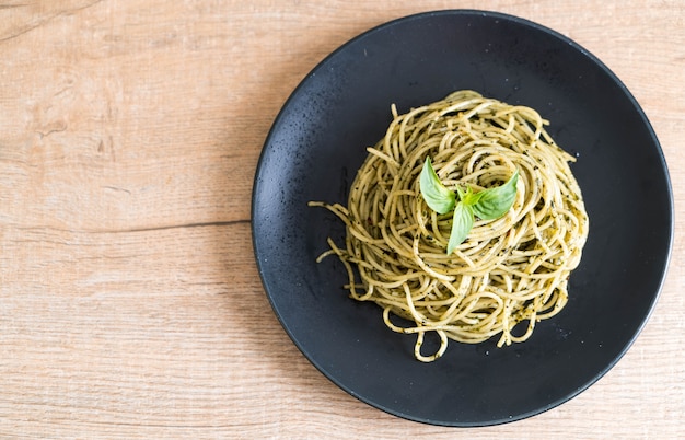 Spaghetti au pesto au basilic