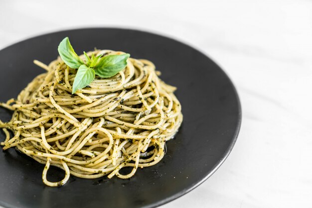 Spaghetti au pesto au basilic