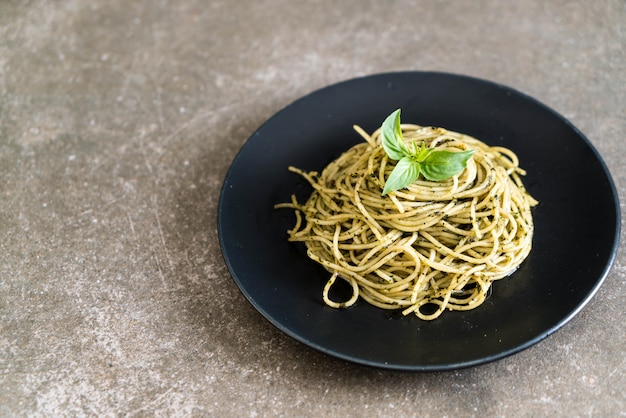 Spaghetti au pesto au basilic