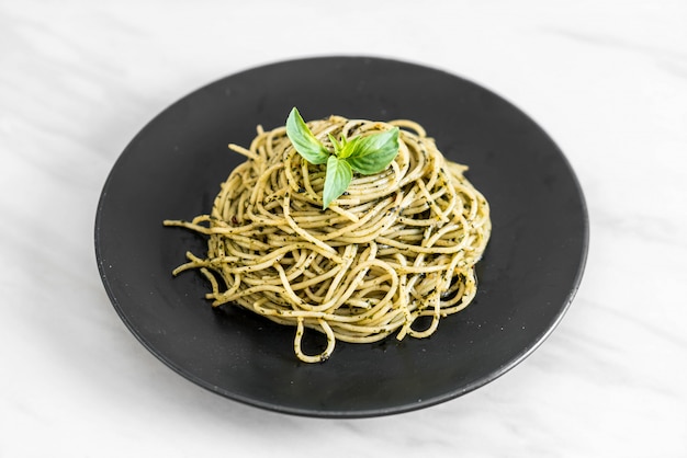 Spaghetti au pesto au basilic