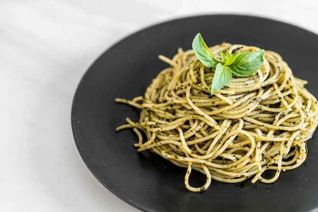 Spaghetti au pesto au basilic