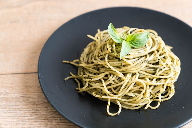 Spaghetti au pesto au basilic