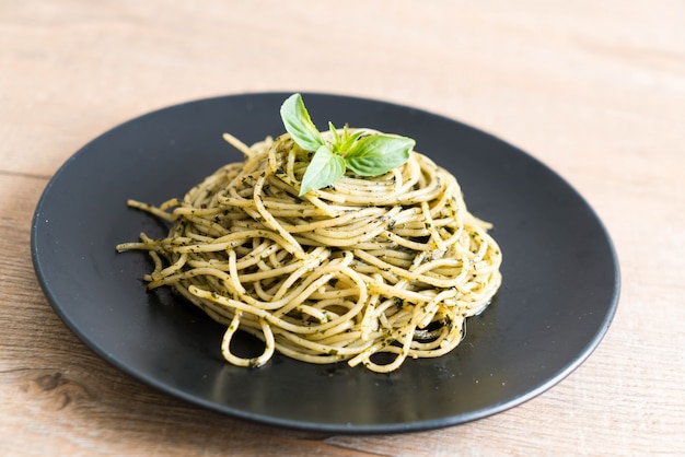 Spaghetti au pesto au basilic