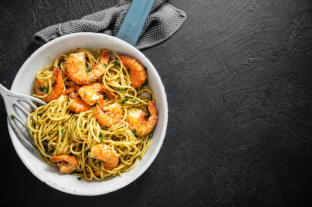 Spaghetti au pesto et aux crevettes