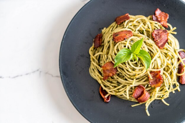 Spaghetti au pesto et basilic