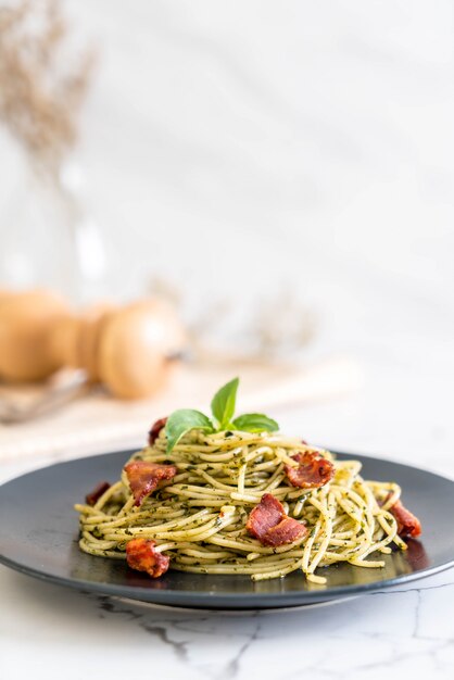 Spaghetti au pesto et basilic