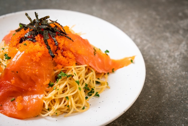 spaghetti au saumon fumé et aux œufs de crevettes