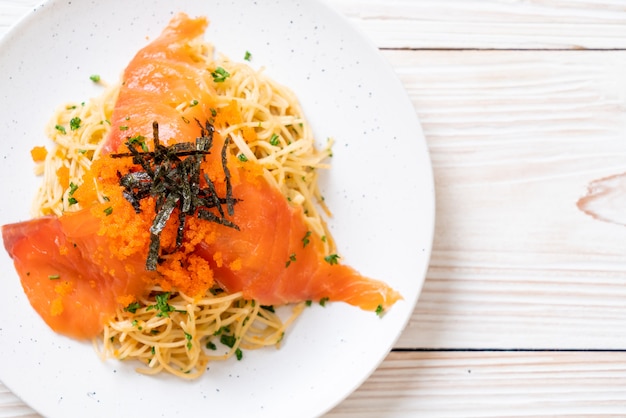 spaghetti au saumon fumé et oeuf de crevette