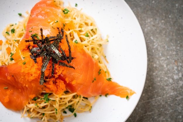 spaghetti au saumon fumé et oeuf de crevette