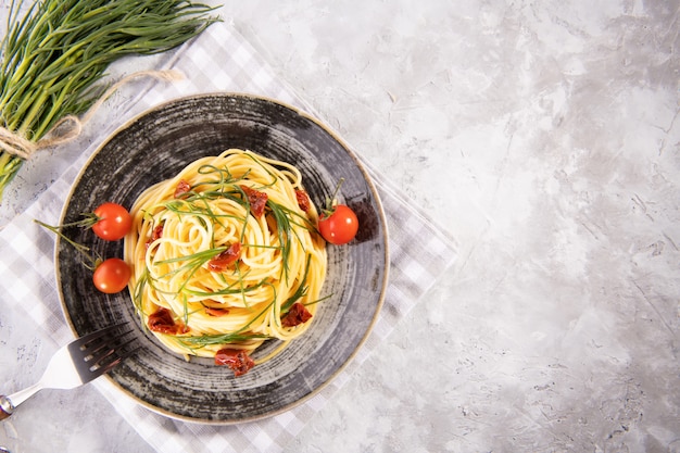 Spaghetti aux agretti, légume printanier d'Italie et tomates séchées au soleil