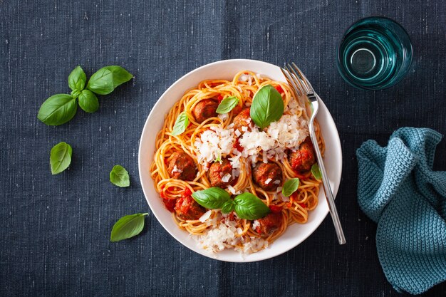 Spaghetti aux boulettes de viande et sauce tomate, pâtes italiennes