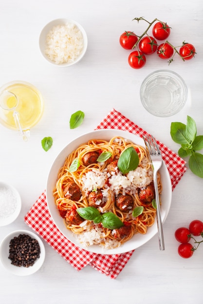 Spaghetti aux boulettes de viande et sauce tomate, pâtes italiennes