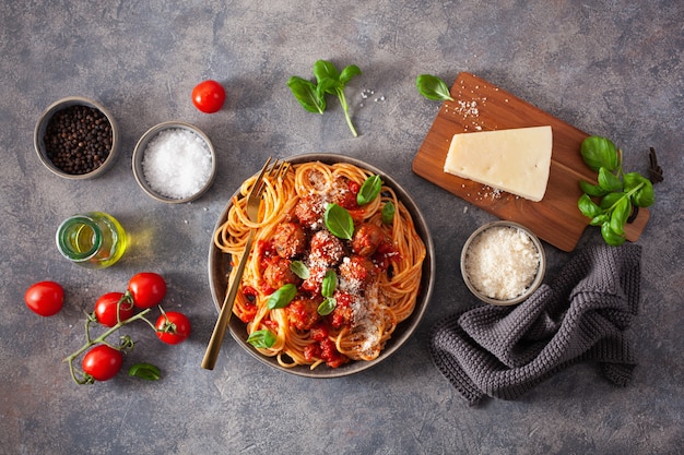 Spaghetti aux boulettes de viande et sauce tomate, pâtes italiennes