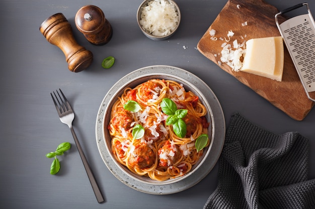 Spaghetti aux boulettes de viande et sauce tomate