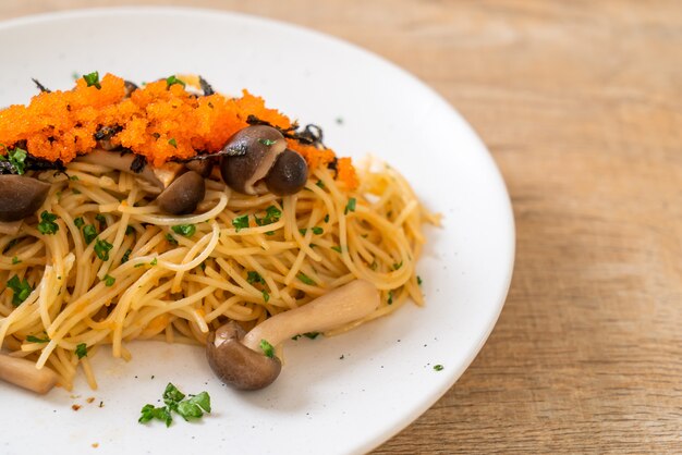 spaghetti aux champignons, œuf de crevette et algue