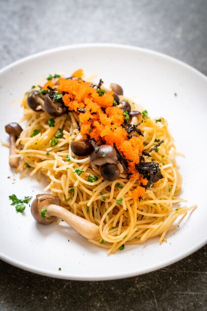 spaghetti aux champignons, œuf de crevette et algue