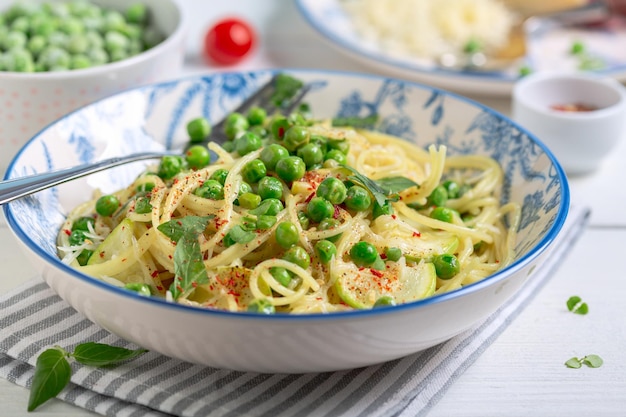 Spaghetti aux courgettes et petits pois