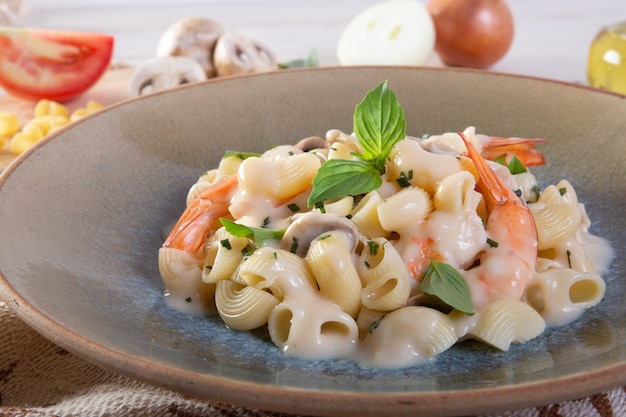 Spaghetti aux crevettes et au basilic sur une assiette