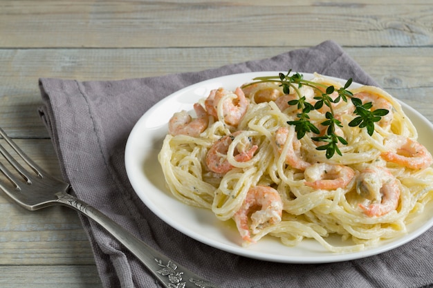 Spaghetti aux crevettes à la crème.