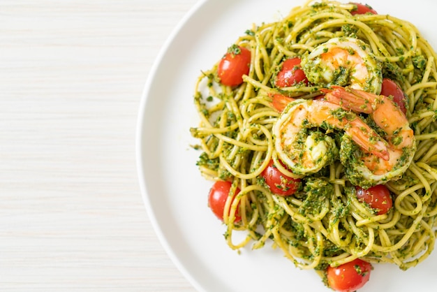 Spaghetti aux crevettes ou crevettes sauce pesto maison - Style d'alimentation saine